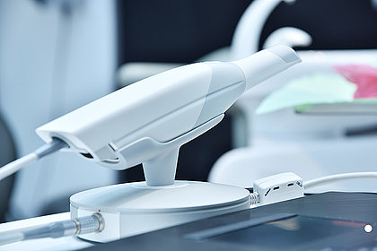 Zahnarzt nutzt Intraoralscanner bei der Arbeit